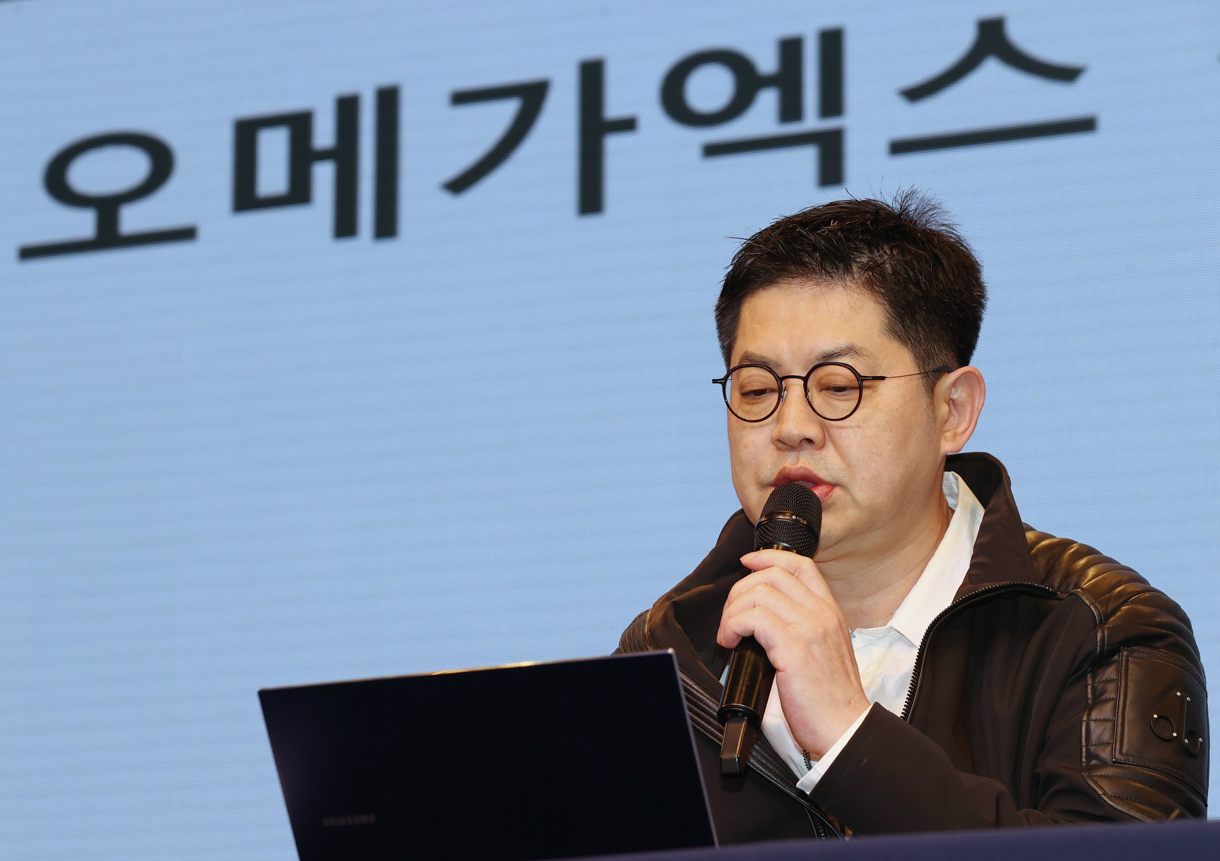 그룹 오메가엑스의 전 소속사 스파이어엔터테인먼트의 황성우 대표가 19일 서울 강남구 성암아트홀에서 오메가엑스 강제추행 사건 CCTV영상 공개 및 고소장 접수 발표 기자회견을 열어 입장발표를 하고 있다. 연합뉴스