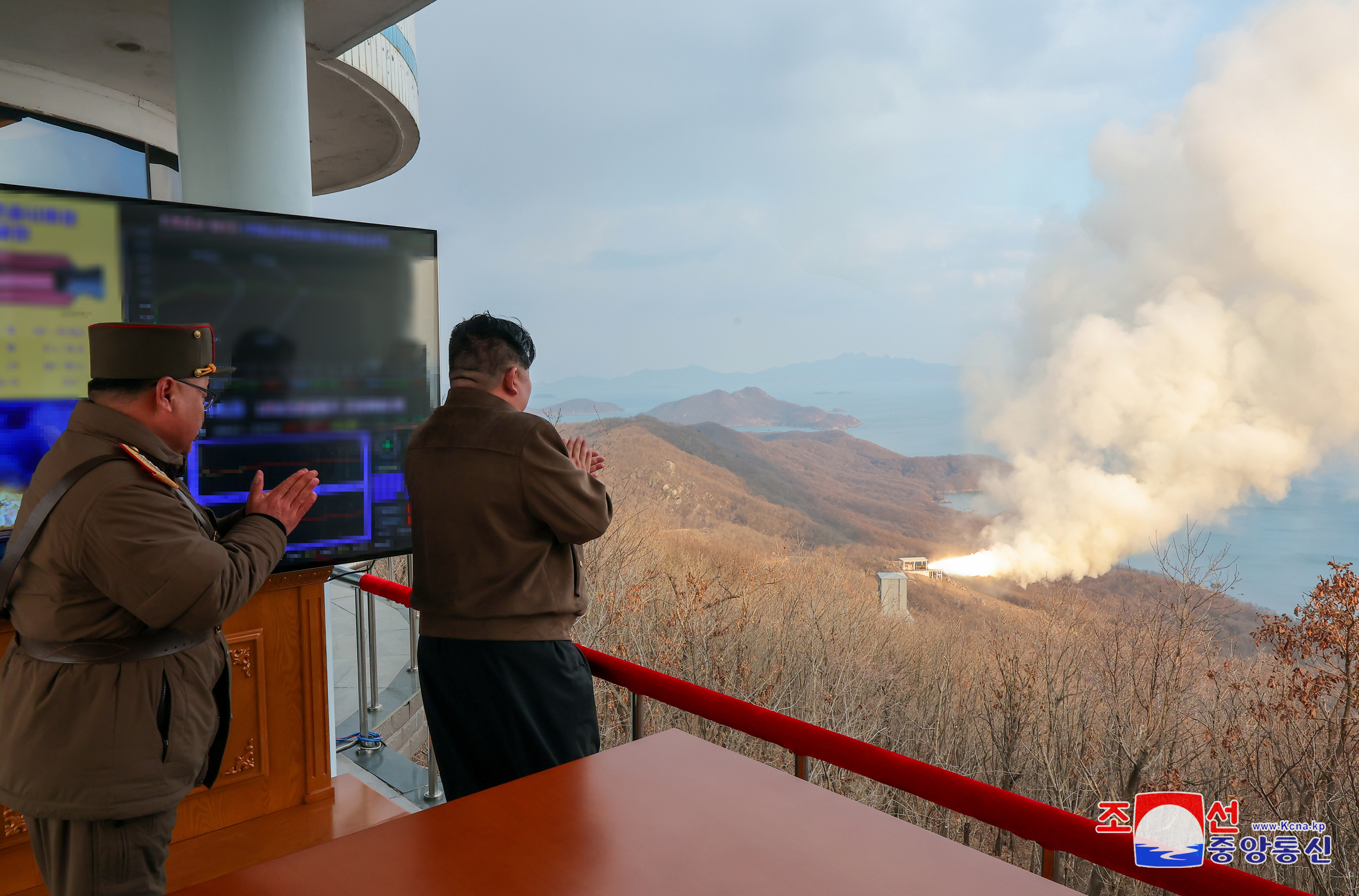 북한 “신형 중장거리극초음속미사일 고체연료엔진 지상시험 성공”