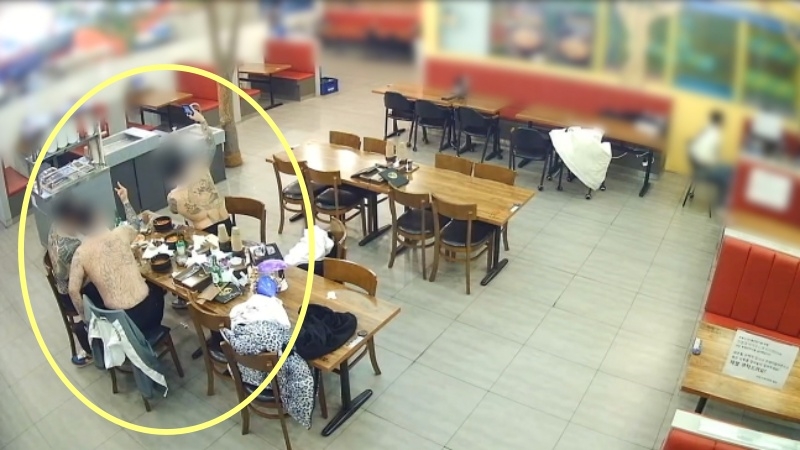 식당에서 웃통을 벗고 문신을 드러내는 등 소동을 일으킨 조직폭력배가 검찰에 넘겨졌다. 충북경찰청 제공