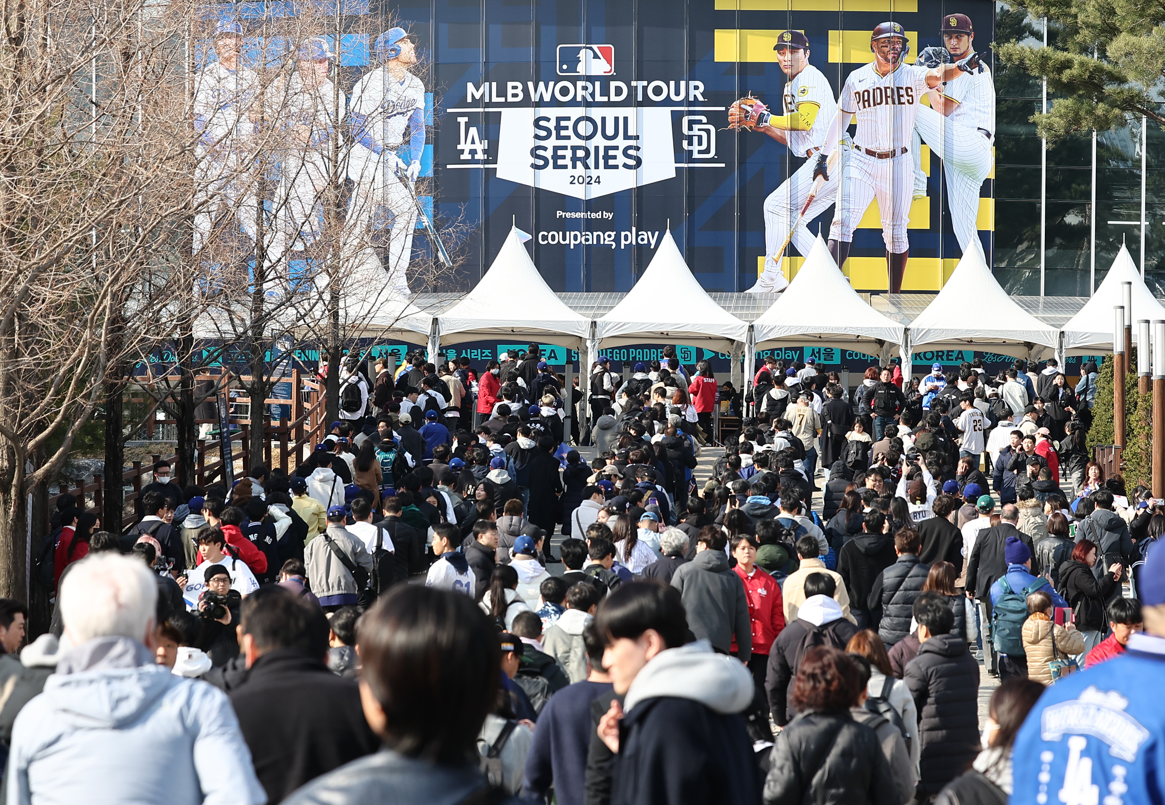 2024 MLB 서울시리즈 열기...고척스카이돔 ‘인산인해’