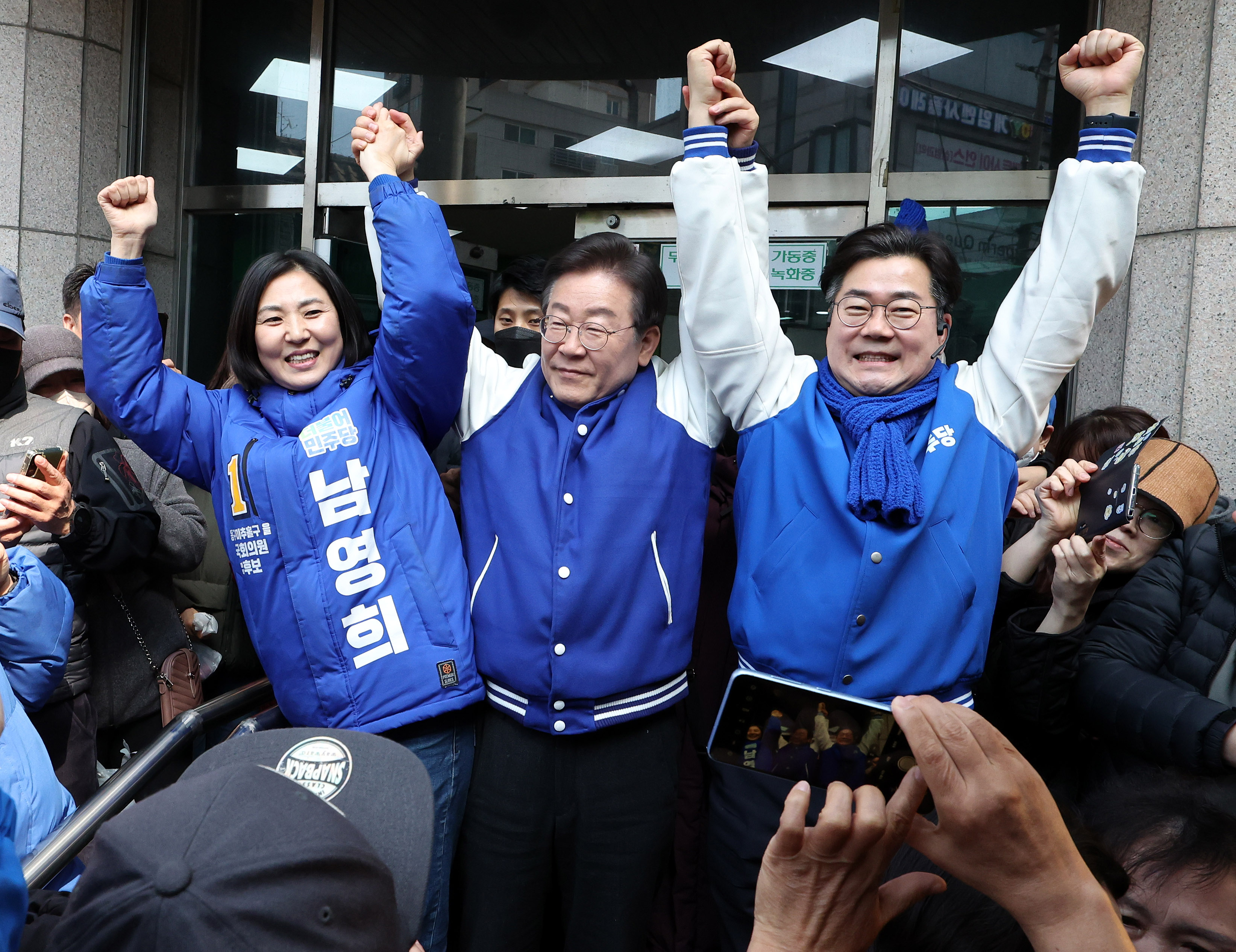 이재명(가운데) 더불어민주당 대표가 20일 인천 미추홀구 토지금고시장에서 제22대 총선 인천 미추홀을 출마자인 남영희(왼쪽) 후보, 박찬대 연수갑 후보와 손을 맞잡은 채 시민들에게 인사하고 있다. 오장환 기자