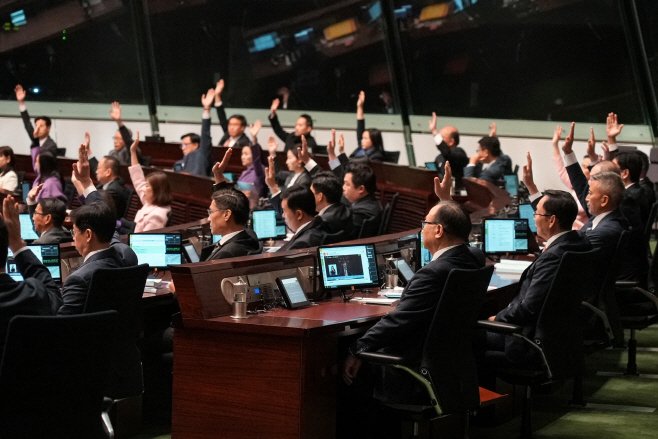 홍콩 입법회 의원들이 19일 ‘홍콩판 국가보안법’인 국가안전조례 관련 투표에서 손을 들어 표결을 하고 있다. 홍콩 로이터 연합뉴스