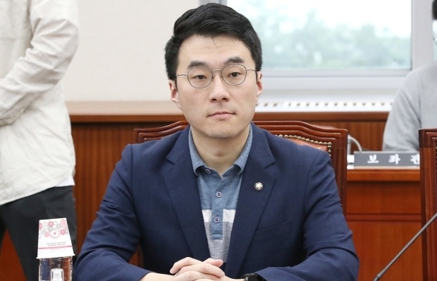 거액의 가상자산 보유로 논란을 빚은 김남국 무소속 의원이 민주당 주도 비례대표 위성정당인 더불어민주연합에 입당했다. 뉴스1