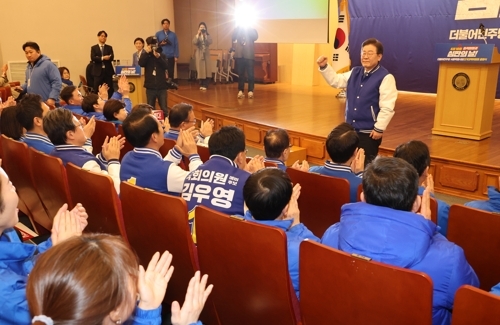 서울 지역 후보들에게 인사하는 이재명 더불어민주당 대표