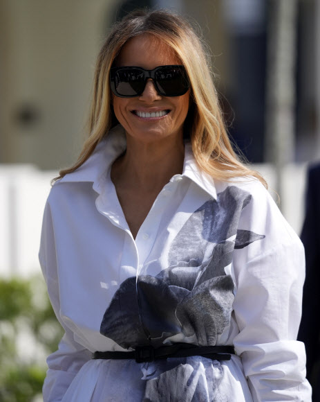 멜라니아 트럼프 전 미국 영부인이 19일(현지시간) 플로리다주 팜비치에서 프라이머리 투표를 마친 뒤 투표소를 떠나고 있다. AP 연합뉴스