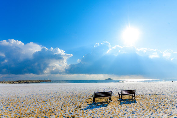 20일 오전 강원 속초 청호해변 백사장이 밤사이 내린 눈으로 이국적인 풍경을 자아내고 있다.  2024.3.20   속초시 제공