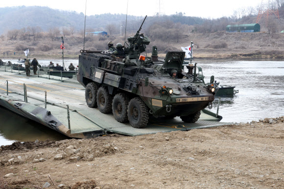 20일 경기도 연천군에서 실시된 한미연합 제병협동 도하훈련에서 미군 이번 훈련에는 육군 5공병여단과 5기갑여단, 미2사단/한미연합사단 장병이 참가했다. 2024.3.20  연합뉴스