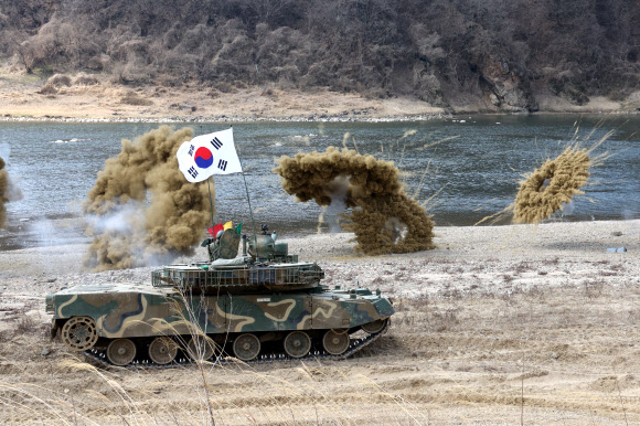 20일 경기도 연천군에서 실시된 한미연합 제병협동 도하훈련에서 육군 K1E1 전차가 한미 장병이 설치한 부교를 건넌 뒤 연막탄을 터뜨리고 있다.  이번 훈련에는 육군 5공병여단과 5기갑여단, 미2사단/한미연합사단 장병이 참가했다. 2024.3.20  연합뉴스