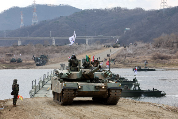 20일 경기도 연천군에서 실시된 한미연합 제병협동 도하훈련에서 육군 K1E1 전차가 한미 장병이 설치한 부교를 건너고 있다.  이번 훈련에는 육군 5공병여단과 5기갑여단, 미2사단/한미연합사단 장병이 참가했다. 2024.3.20  연합뉴스