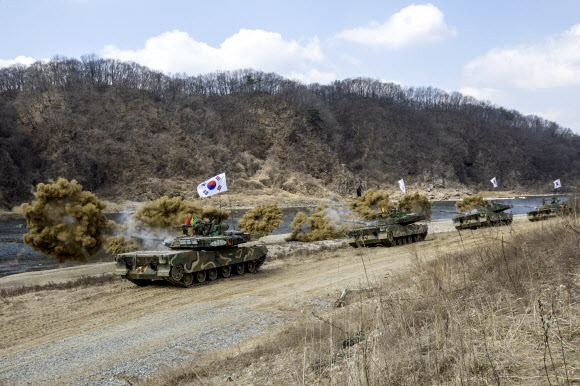 육군 5공병여단이 지난 11일부터 2주간 경기 파주시 임진강 일대에서 미2사단/한미연합사단 11공병대대와 한미연합 제병협동 도하훈련을 실시했다고 20일 밝혔다. 사진은 연합부교를 도하한 K1E1전차가 적진으로 기동하던 중 생존 가능성 향상을 위해 연막 차장을 하는 모습. 2024.3.20  육군 제공