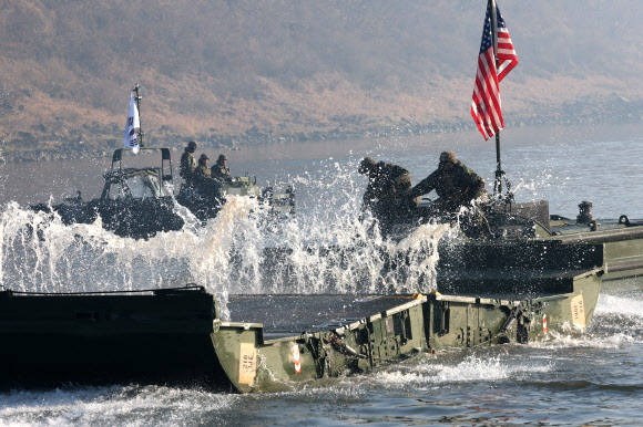 20일 경기도 연천군에서 실시된 한미연합 제병협동 도하훈련에서 한미 장병이 부교를 설치하고 있다.  이번 훈련에는 육군 5공병여단과 5기갑여단, 미2사단/한미연합사단 장병이 참가했다. 2024.3.20  연합뉴스
