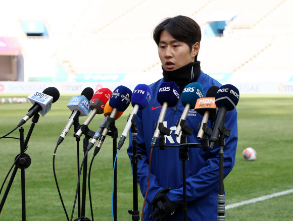 지난 아시안컵 기간 주장 손흥민과 물리적 충돌로 ‘하극상’ 논란을 일으켰던 이강인이 태국과 2026 FIFA 북중미 월드컵 2차 예선 경기를 하루 앞둔 20일 서울월드컵경기장에서 열린 훈련에서  심경을 밝히고 있다. 2024.3.20  연합뉴스