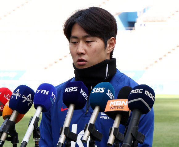 지난 아시안컵 기간 주장 손흥민과 물리적 충돌로 ‘하극상’ 논란을 일으켰던 이강인이 20일 서울월드컵경기장에서 열린 훈련에 앞서 심경을 밝히고 있다. 2024.3.20  연합뉴스