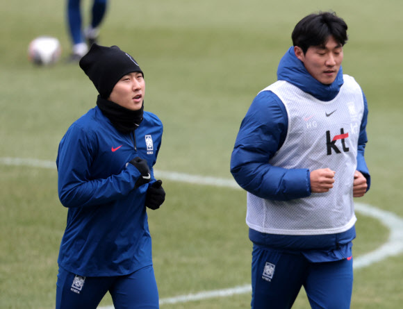 지난 아시안컵 기간 주장 손흥민과 물리적 충돌로 ‘하극상’ 논란을 일으켰던 이강인이 태국과 2026 FIFA 북중미 월드컵 2차 예선 경기를 하루 앞둔 20일 서울월드컵경기장에서 열린 훈련에서 러닝으로 몸을 풀고 있다. 2024.3.20  연합뉴스