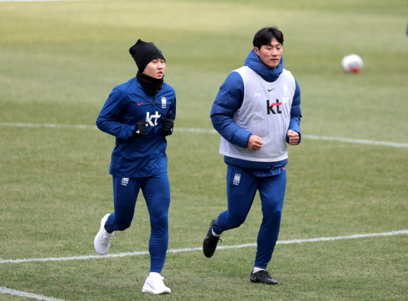 지난 아시안컵 기간 주장 손흥민과 물리적 충돌로 ‘하극상’ 논란을 일으켰던 이강인이 태국과 2026 FIFA 북중미 월드컵 2차 예선 경기를 하루 앞둔 20일 서울월드컵경기장에서 열린 훈련에서 러닝으로 몸을 풀고 있다. 2024.3.20  연합뉴스