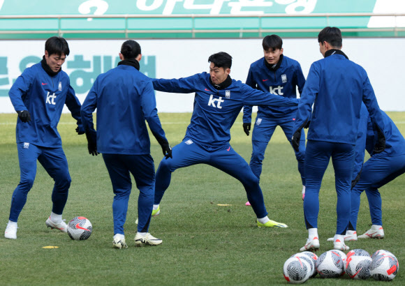 손흥민이 태국과 2026 FIFA 북중미 월드컵 2차 예선 경기를 하루 앞둔 20일 서울월드컵경기장에서 훈련하고 있다. 2024.3.20  연합뉴스