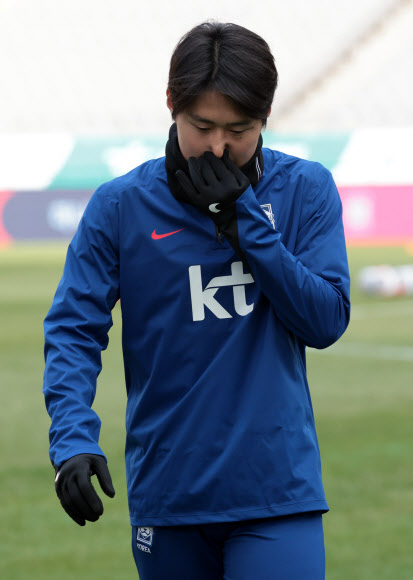 지난 아시안컵 기간 주장 손흥민과 물리적 충돌로 ‘하극상’ 논란을 일으켰던 이강인이 20일 서울월드컵경기장에서 태국과 2026 FIFA 북중미 월드컵 2차 예선 경기를 앞두고 열린 훈련에 앞서 심경을 밝히기 위해 이동하고 있다. 2024.3.20  연합뉴스