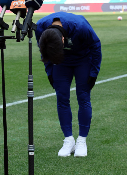 지난 아시안컵 기간 주장 손흥민과 물리적 충돌로 ‘하극상’ 논란을 일으켰던 이강인이 20일 서울월드컵경기장에서 태국과 2026 FIFA 북중미 월드컵 2차 예선 경기를 앞두고 열린 공식 훈련에 앞서 심경을 밝히기 위해 마련된 자리에서 인사하고 있다. 2024.3.20  연합뉴스