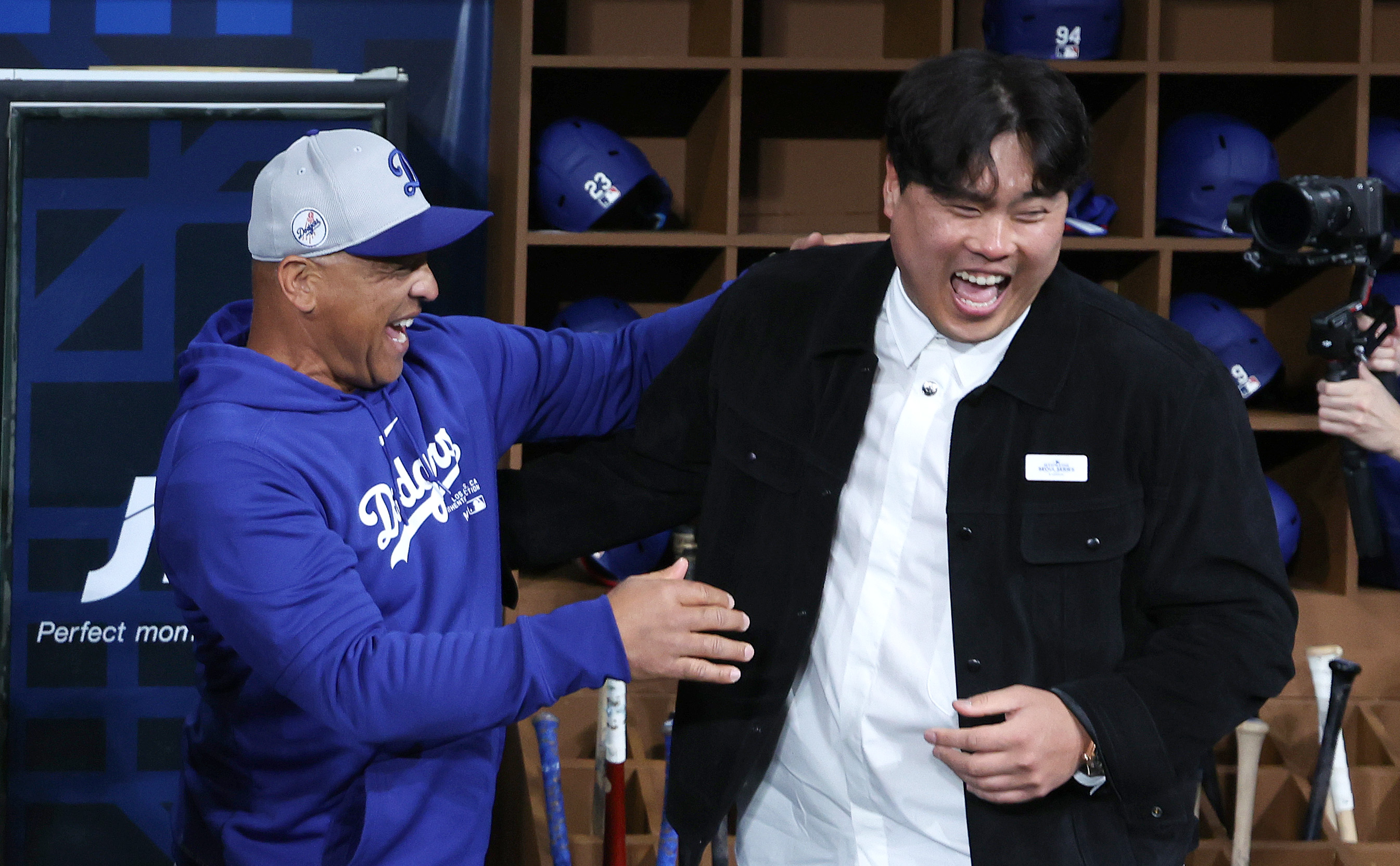 한화 이글스로 복귀한 류현진(오른쪽)이 다저스에서 2019년 MLB 평균자책점 1위(2.32)의 영광을 함께했던 데이브 로버츠 감독을 만나 환하게 웃으며 대화하고 있다.  뉴시스