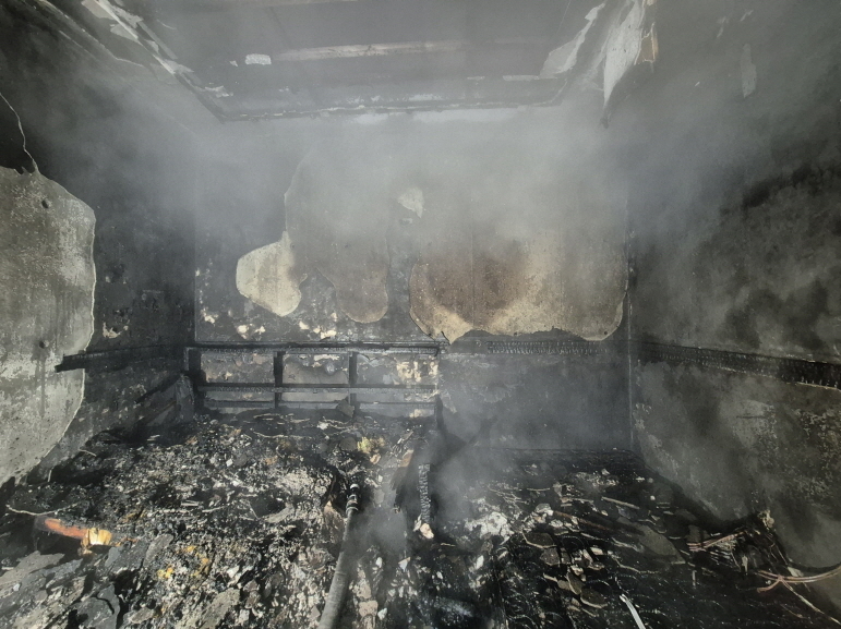 충남 아산시 한 숙박업소 화재 현장. 아산소방서 제공