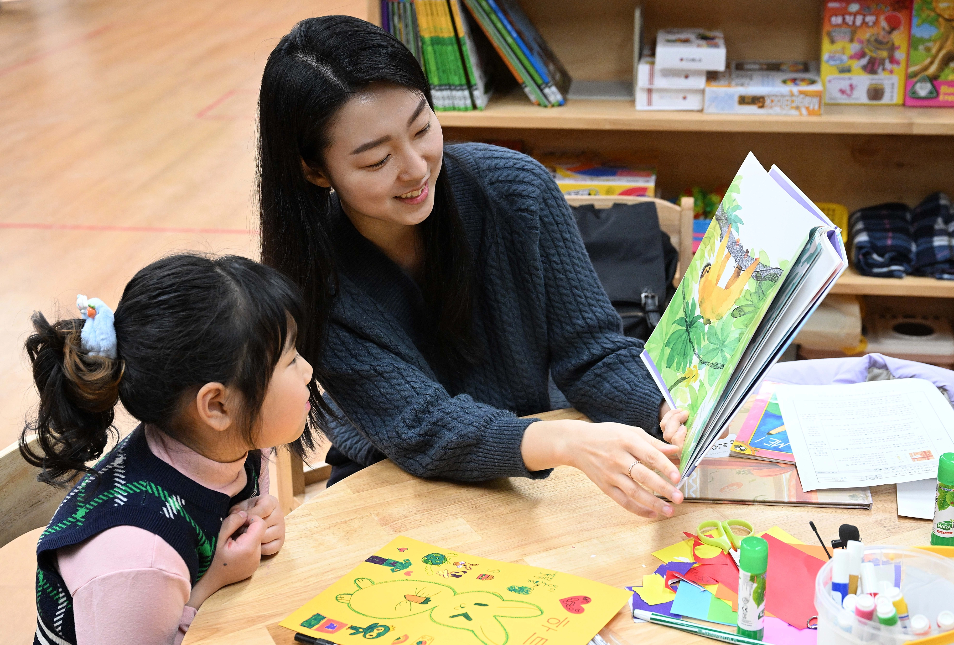 새 학기가 시작된 2024년 3월 4일 경기도 수원 능실초등학교 늘봄교실에서 늘봄학교를 신청한 초등학생이 수업에 참여하고 있다. 
오장환 기자