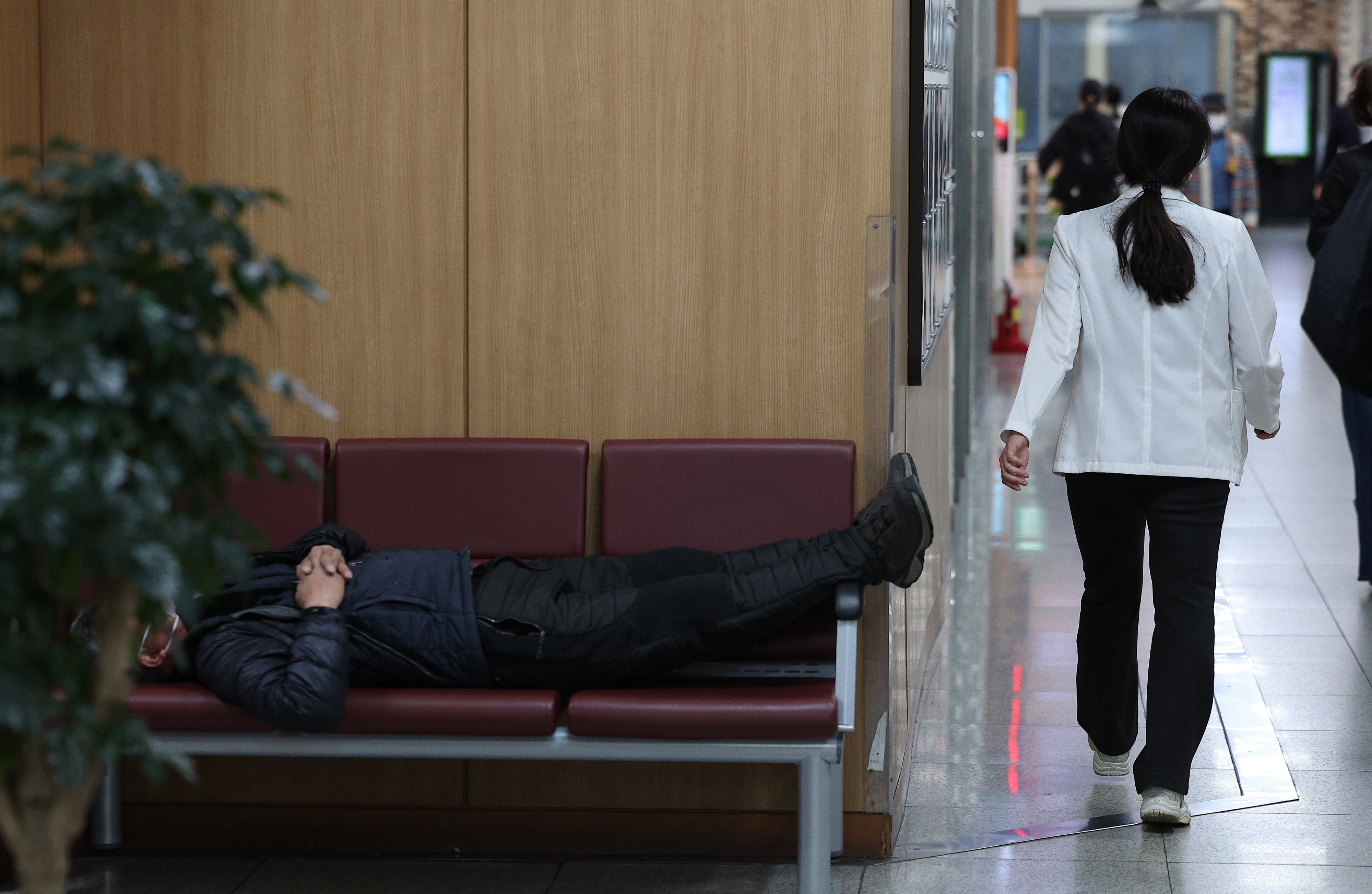 정부가 의대 증원 배분 발표를 한 20일 대구 한 대학병원에서 한 시민이 누워 있다.  연합뉴스