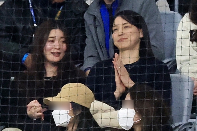 18일 서울 고척스카이돔에서 열린 팀 코리아와 로스앤젤레스(LA) 다저스의 미국 프로야구(MLB) 서울시리즈 연습 경기. 다저스 오타니 쇼헤이의 아내 다나카 마미코(오른쪽)가 관전하고 있다. 공동취재사진