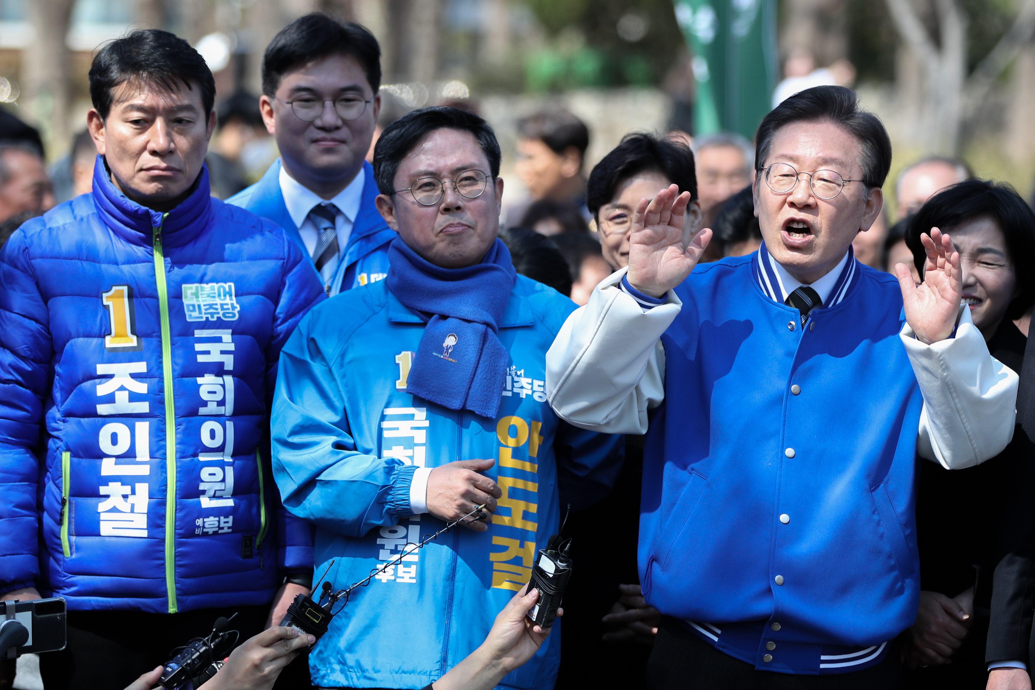 이재명(오른쪽) 더불어민주당 대표가 21일 광주 전남대 후문 앞에서 시민들에게 지지를 호소하는 모습. 광주 뉴스1