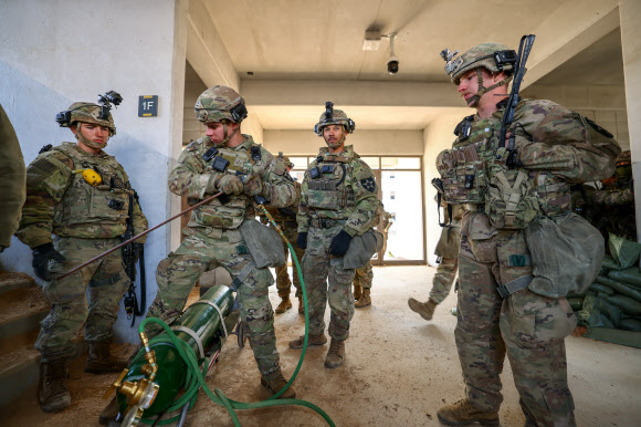 지하 시설 진입로 확보하는 장병들