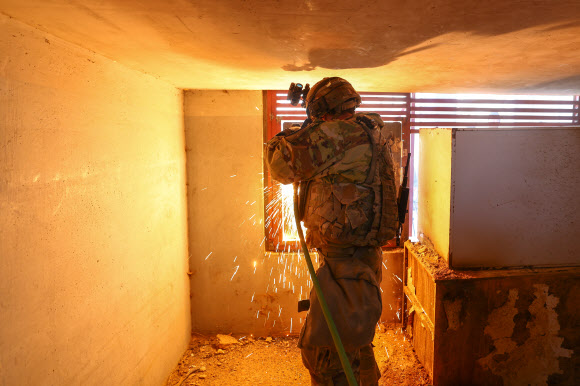 지하 시설 진입로 확보하는 장병들