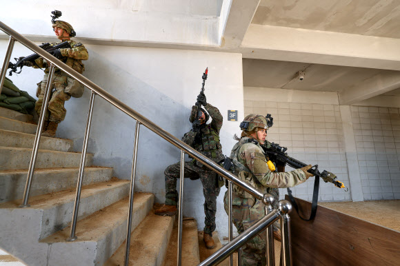 지하 시설 진입로 확보하는 장병들