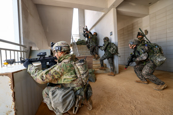 지하 시설 진입로 확보하는 장병들
