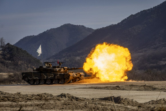 21일 강원도 철원군에서 실시된 육군 17사단 전차포 사격훈련에서 K1E1 전차가 사격하고 있다. 2024.3.21 연합뉴스