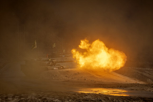 21일 강원도 철원군에서 실시된 육군 17사단 전차포 사격훈련에서 K1E1 전차가 사격하고 있다. 2024.3.21 연합뉴스