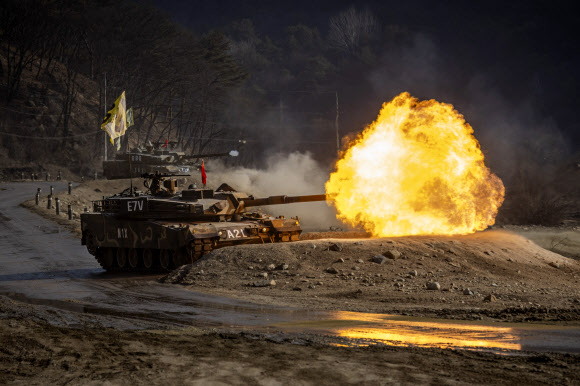 21일 강원도 철원군에서 실시된 육군 17사단 전차포 사격훈련에서 K1E1 전차가 사격하고 있다. 2024.3.21 연합뉴스