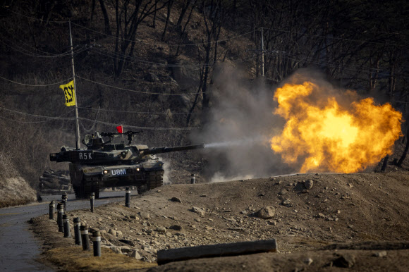 21일 강원도 철원군에서 실시된 육군 17사단 전차포 사격훈련에서 K1E1 전차가 사격하고 있다. 2024.3.21 연합뉴스