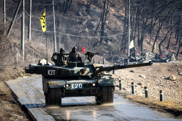 21일 강원도 철원군에서 실시된 육군 17사단 전차포 사격훈련에서 K1E1 전차가 돌격하고 있다. 2024.3.21 연합뉴스