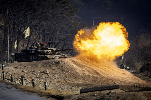 21일 강원도 철원군에서 실시된 육군 17사단 전차포 사격훈련에서 K1E1 전차가 사격하고 있다. 2024.3.21 연합뉴스
