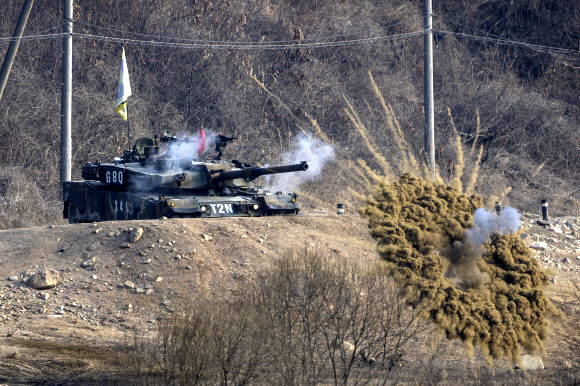 21일 강원도 철원군에서 실시된 육군 17사단 전차포 사격훈련에서 K1E1 전차가 연막탄을 터뜨리고 있다. 2024.3.21 연합뉴스