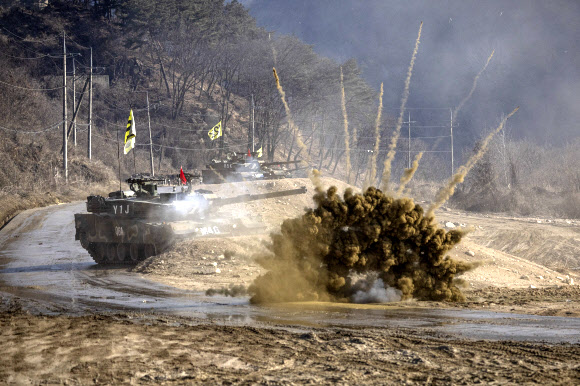 21일 강원도 철원군에서 실시된 육군 17사단 전차포 사격훈련에서 K1E1 전차가 연막탄을 터뜨리고 있다. 2024.3.21 연합뉴스