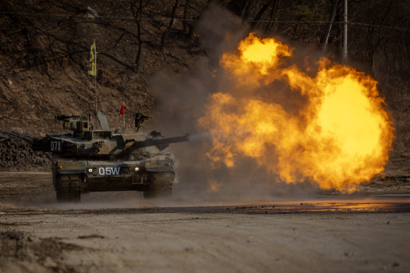 21일 강원도 철원군에서 실시된 육군 17사단 전차포 사격훈련에서 K1E1 전차가 사격하고 있다. 2024.3.21 연합뉴스