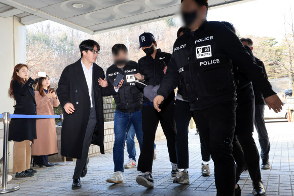 마약류관리법 위반 등 혐의를 받는 국가대표 출신 전 프로야구 선수 오재원이 21일 오후 서초구 서울중앙지방법원에서 열린 구속 전 피의자 심문(영장실질심사)에 출석하고 있다. 2024.3.21 연합뉴스