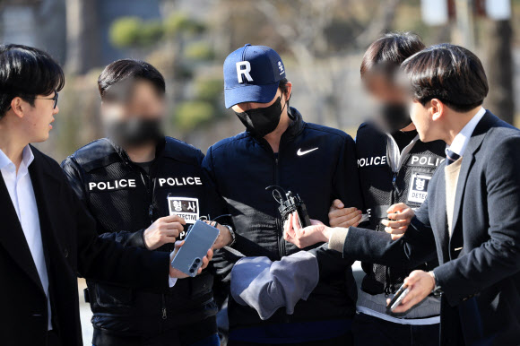 마약류관리법 위반 등 혐의를 받는 국가대표 출신 전 프로야구 선수 오재원이 21일 오후 서초구 서울중앙지방법원에서 열린 구속 전 피의자 심문(영장실질심사)에 출석하고 있다. 2024.3.21 연합뉴스