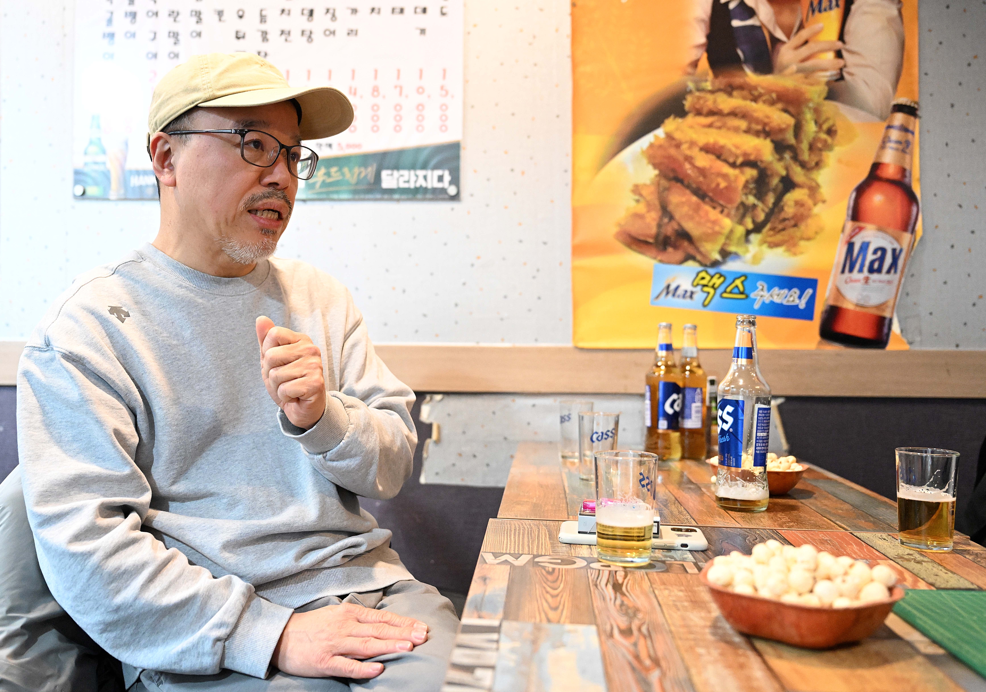 서울 중구 수하동 페럼타워 앞에 있는 ‘하나골뱅이’에서 윤태호 작가가 서울신문과 인터뷰하고 있다. 만화 속 등장인물들이 회포를 풀던 술집 ‘가나골뱅이’의 배경이 된 곳이다. 오장환 기자