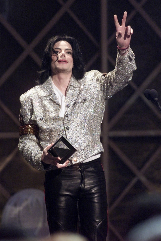 2002년 1월9일(현지시간) 열린 제29회 아메리칸 뮤직 어워드(AMA)에서의 마이클 잭슨 생전 모습. AFPBBNews=뉴스1