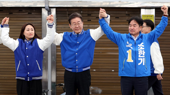 더불어민주당 이재명 대표가 22일 오전 충남 서산 동부시장을 찾아 기자회견을 하고 있다. 연합뉴스