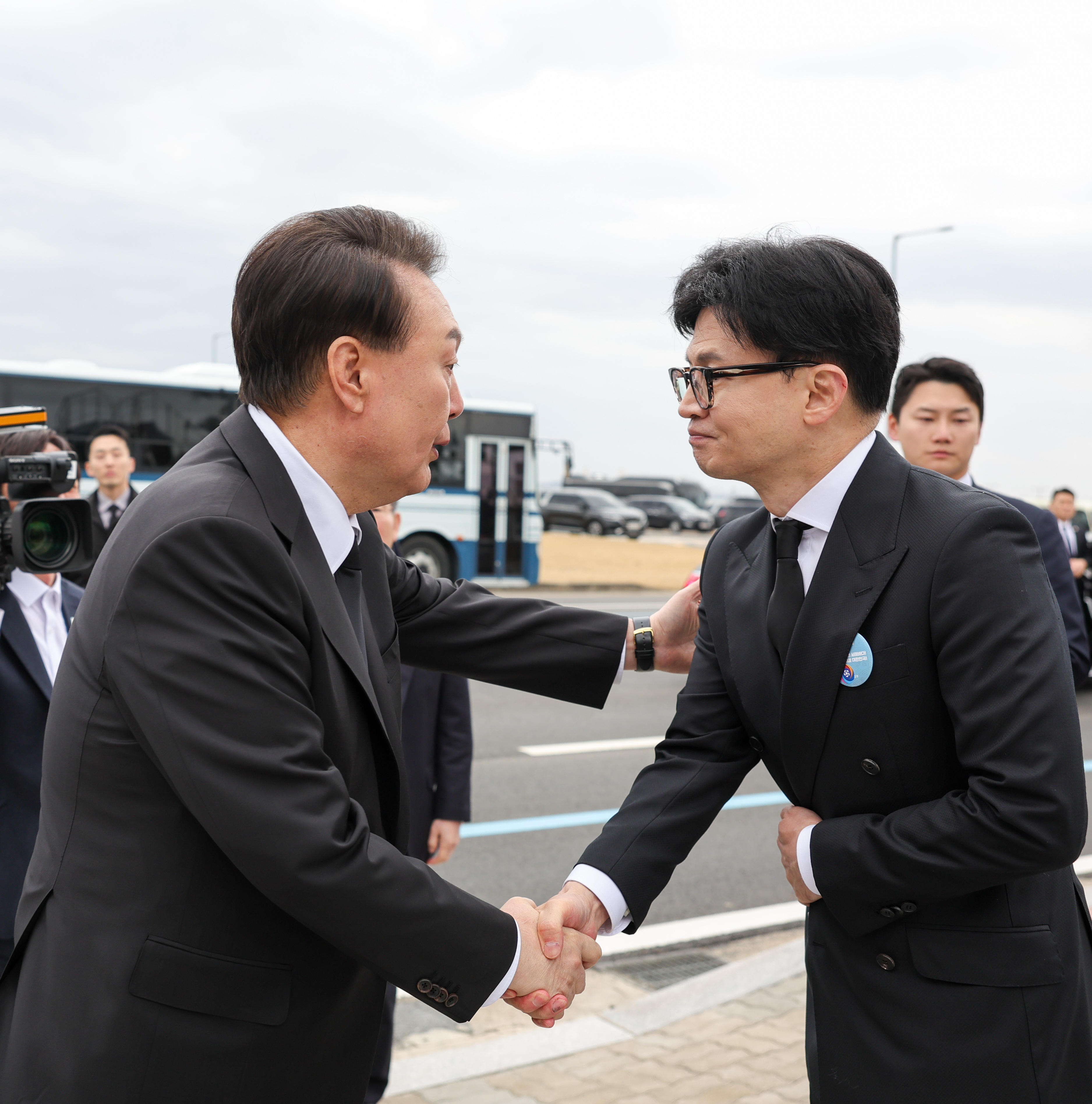 한동훈 비대위원장 어깨 두드려 주는 윤석열 대통령