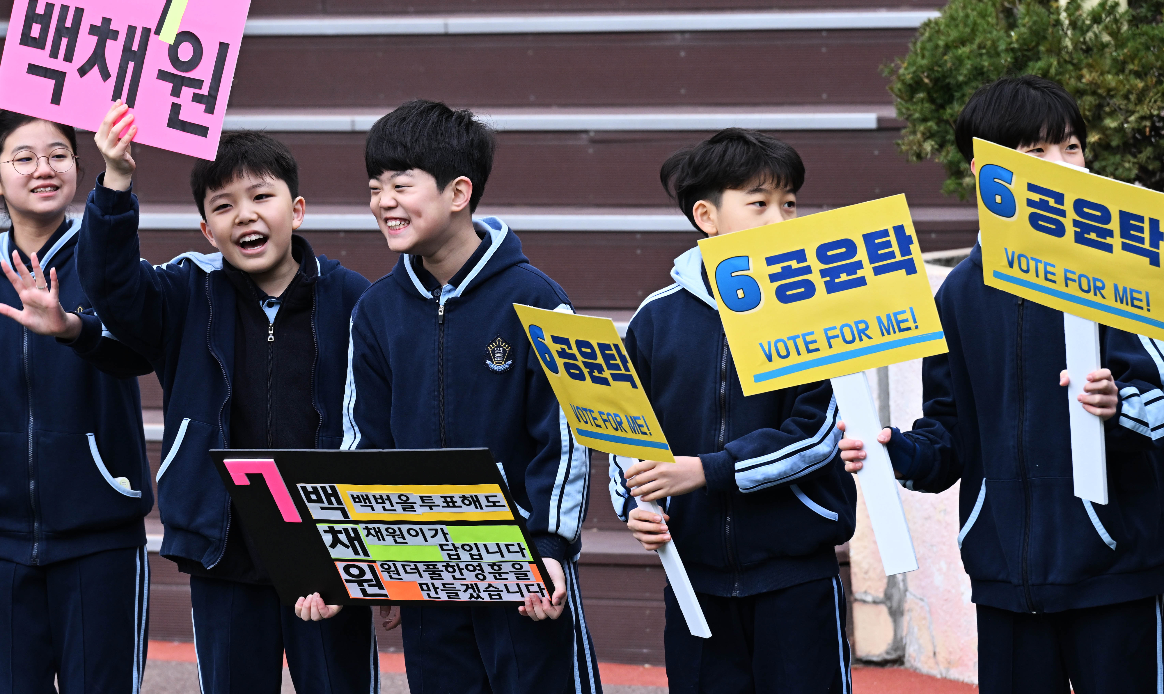 서울 강북구 영훈초등학교 학생들이 학생회장 선거를 앞두고 19일 교내에서 선거운동을 하고 있다. 2024.3.19 홍윤기 기자