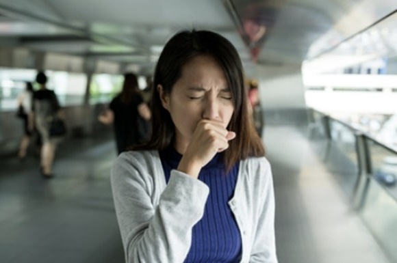 질병관리청은 현재까지 개발된 독성쇼크증후근(STSS) 백신은 없다고 22일 밝혔다. 기침하는 여성 자료사진. 123RF