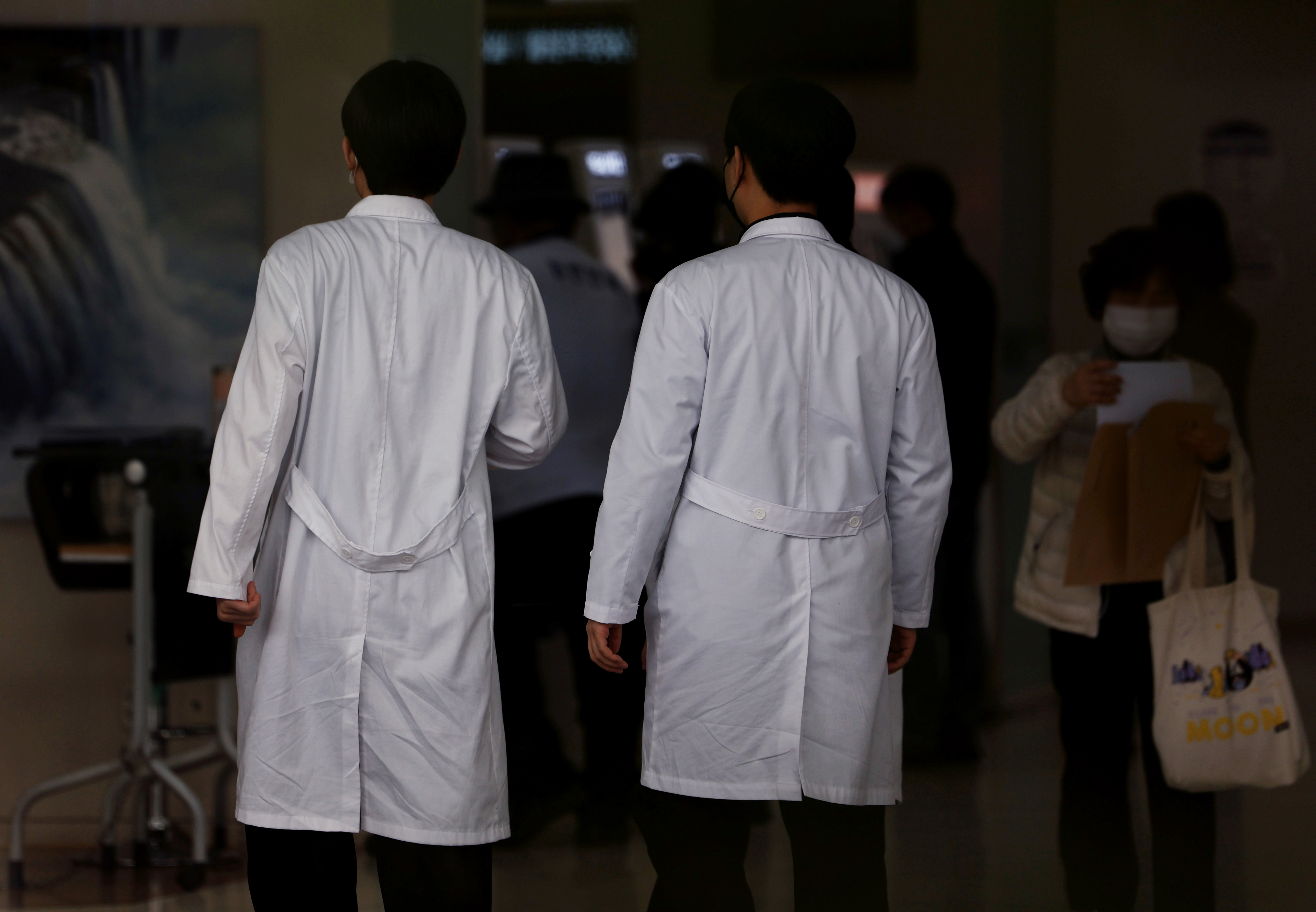 22일 서울의 한 대학병원에서 의료진이 이동하고 있다. 뉴시스